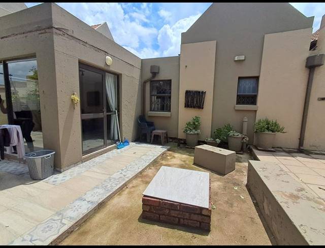 3 BEDROOM PROPERTY TO RENT IN LAKEFIELD